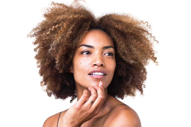 Foto de uma mulher de pele negra com cabelos cacheados